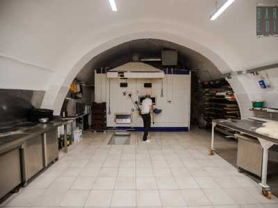 Intanto i suoi dipendenti ci invitano a entrare nell�ampio laboratorio, passando dallo stretto corridoio posto tra il bancone e le antiche pareti